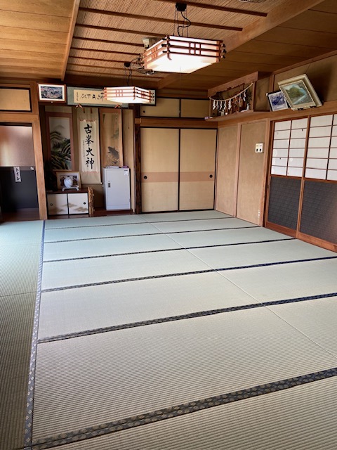 集会所の畳替え 広間20畳を新畳へ入れ替え! | たたみの河田スタッフブログ