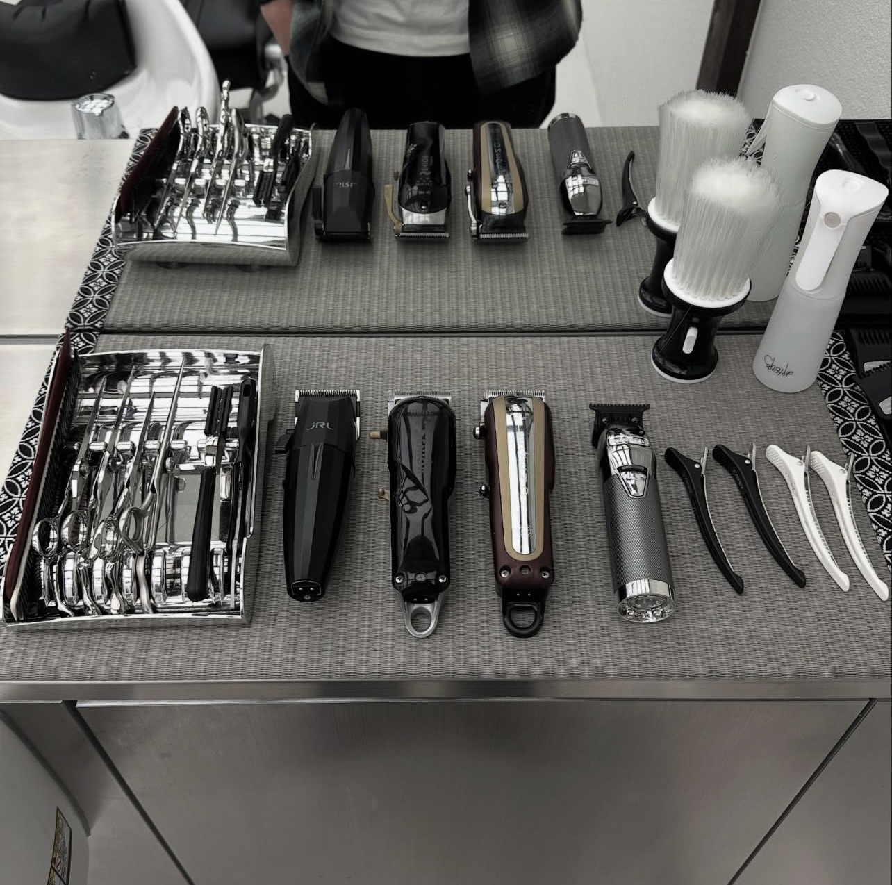 渋谷の Barber shop様へ 特注ミニ畳 「グレーの畳」に「七宝 銀」の紋 