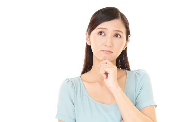 悩む女性